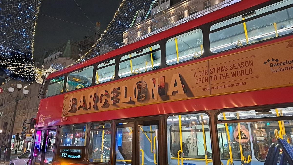 Un bus de dos plantas recorre Regent Street con la promoción de Barcelona.