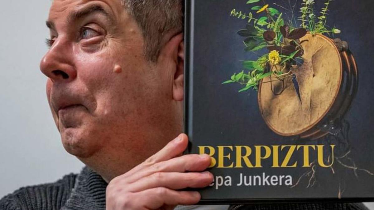 Kepa Junquera porta el libro ‘Berpiztu’ que presentará este fin de semana en Costa da Morte. |  // SINDO NOVOA