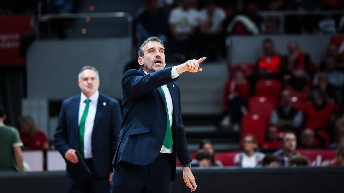 Ibon Navarro da indicaciones en el Zaragoza-Unicaja.