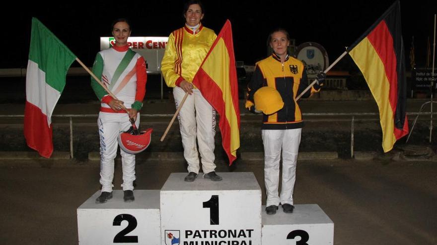 Podio final del Campeoanto de Europa de Damas Amateurs con Antònia Vaquer en el centro.