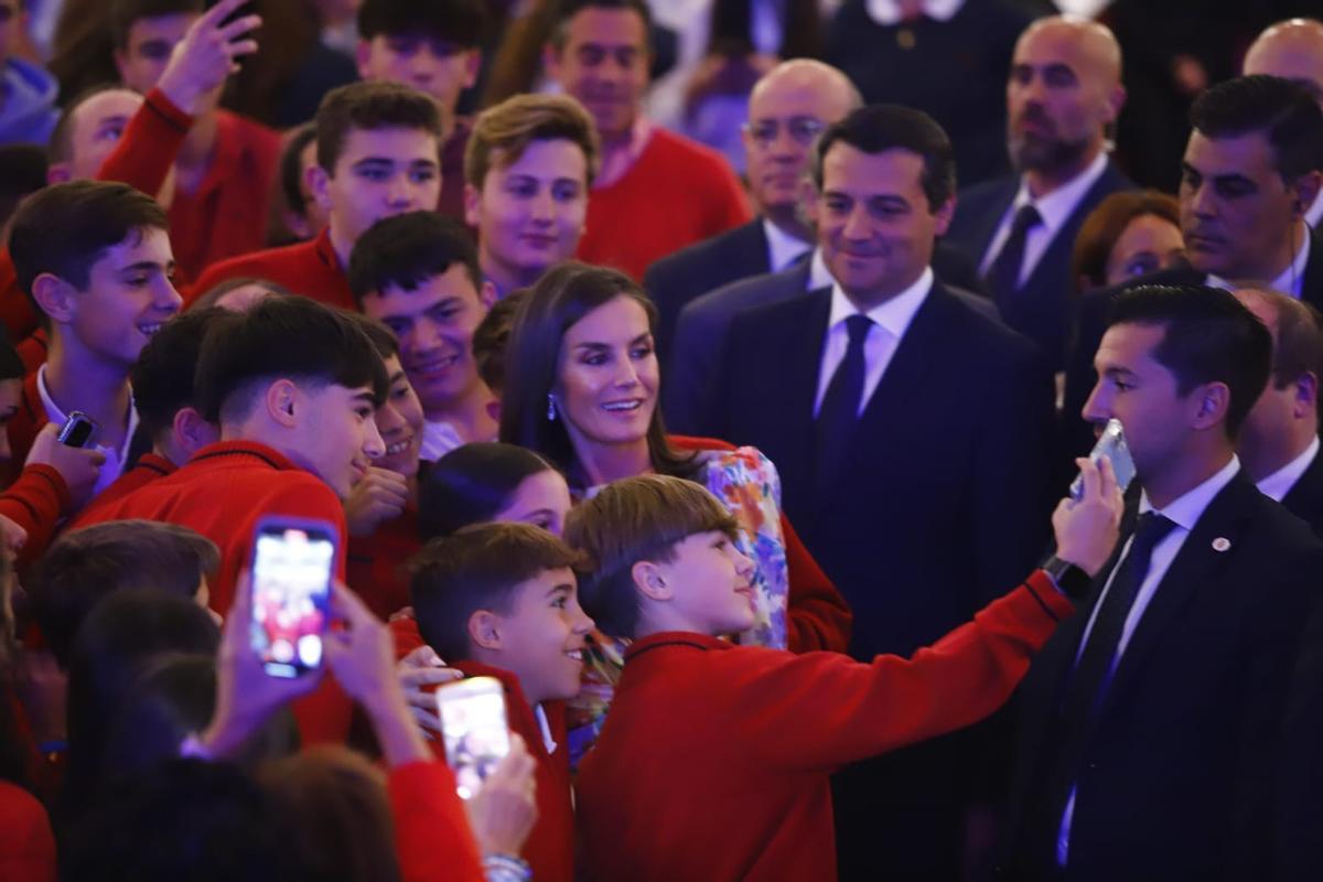 Un grupo de niños se hace un selfi con la Reina ante la mirada del alcalde de Córdoba y otras autoridades.