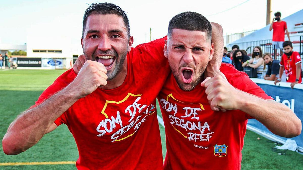 Iago Beceiro, a la izquierda, celebra sobre el césped el ascenso a Segunda RFEF logrado con el Formentera. |  // CEDIDA POR IAGO BECEIRO