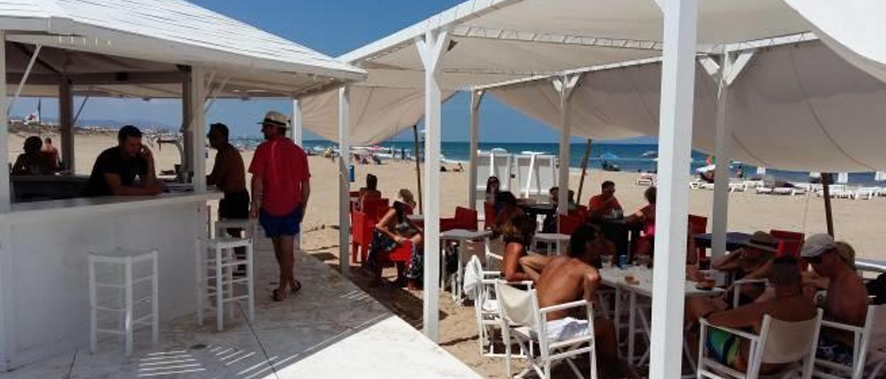 Uno de los chiringuitos ubicados en la playa de Oliva, en una imagen de archivo.