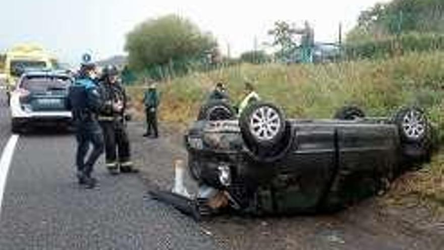 El coche volcado en la AG-57.