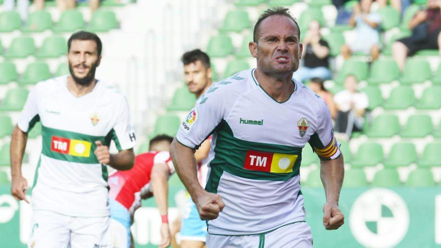 Nino celebra un gol con el Elche