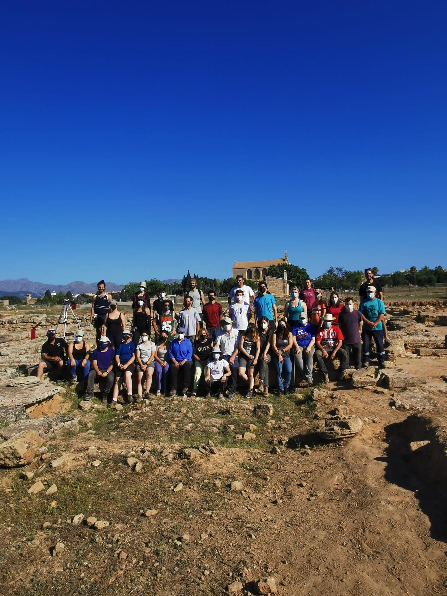 Hallan monedas, agujas y un dado en las excavaciones de Pollentia