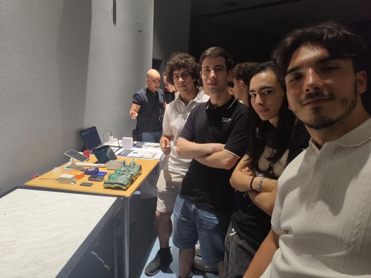Cuatro alumnos de FP en Zafra idean una alerta contra incendios e inundaciones sin cobertura móvil