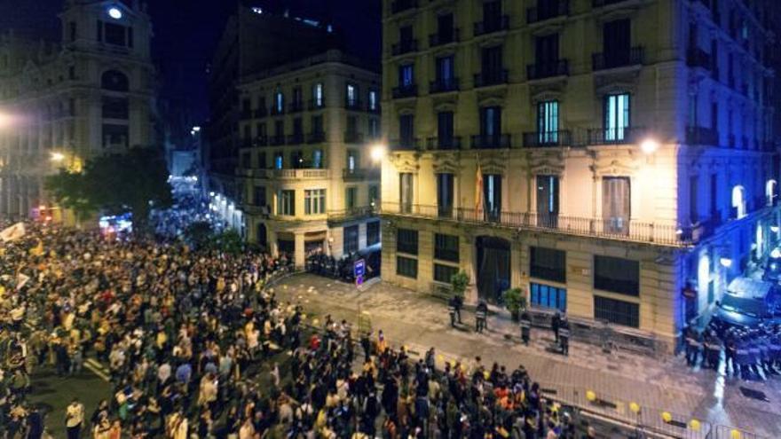 Máxima tensión frente a la Jefatura de la Policía Nacional en Barcelona
