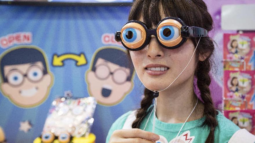 Una modelo muestra unas curiosas gafas durante la Feria Internacional del Juguete 2016 en Tokio.