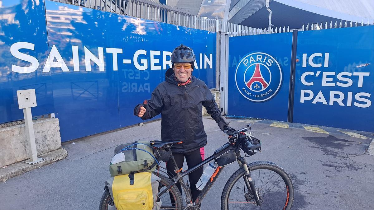 El ciclista meco a las puertas del estadio del Paris Saint Germain.