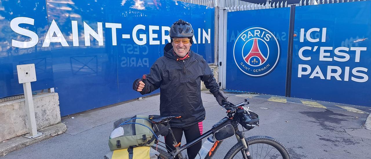 El ciclista meco a las puertas del estadio del Paris Saint Germain.