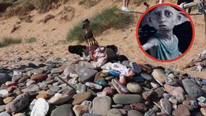 La tumba del elfo Dobby, de la película de Harry Potter, en la playa Freshwater West (Parque Nacional de la Costa de Pembrokeshire, Gales Reino Unido).