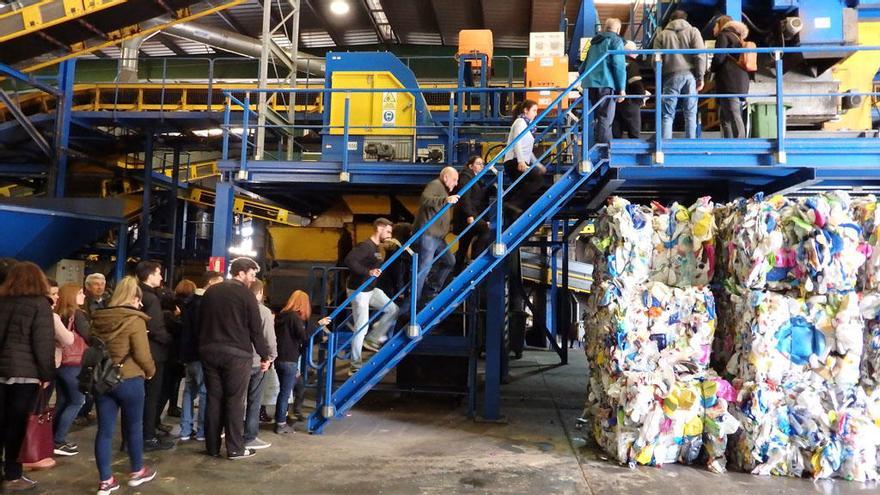 Una visita en grupo a la planta de Los Ruices.