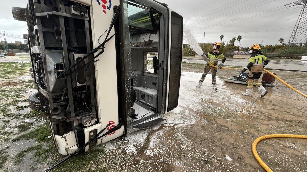 Un autobús volcado, durante el simulacro de un terremoto en Málaga.
