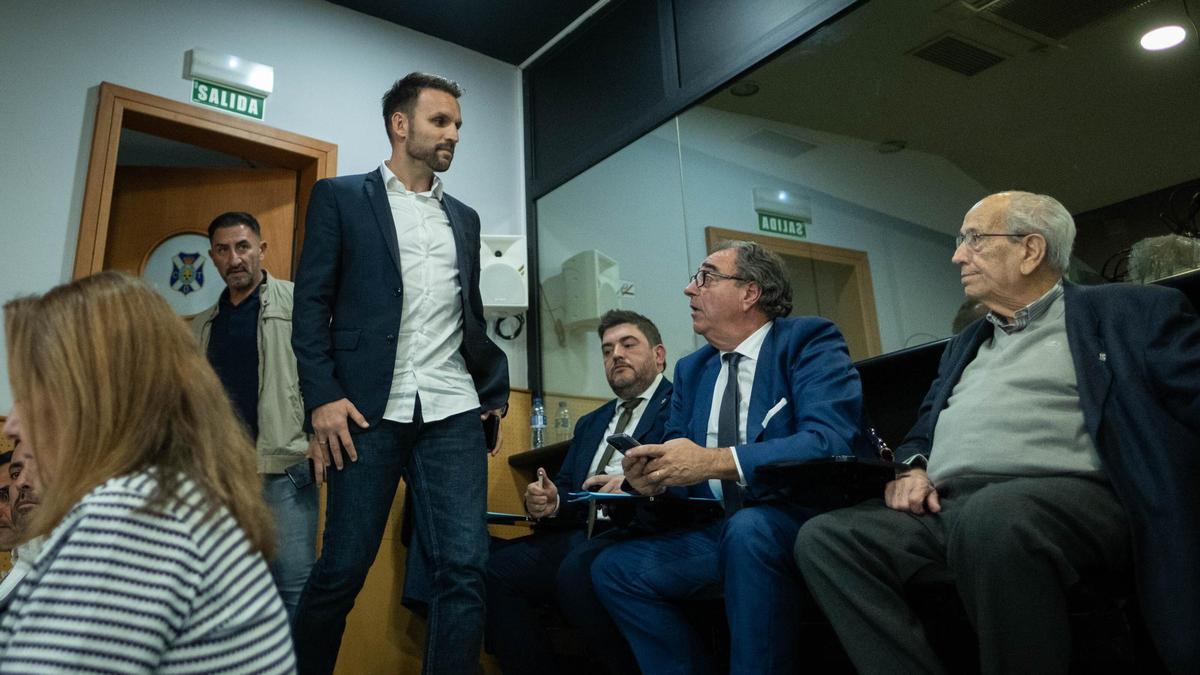 Ayoze García entra en la Sala de Prensa del Rodríguez López para asumir su cargo en el Consejo de Administración.