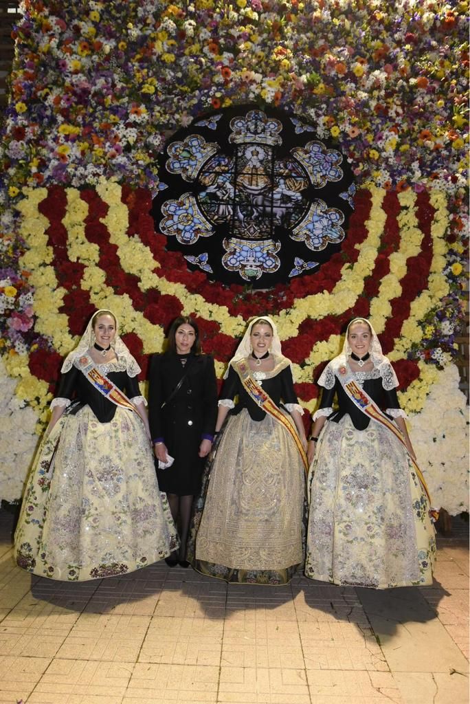 Las reinas y damas actuales de las Fiestas de Elche con la edil de Fiestas, Mariola Galiana, durante la visita a Castellón
