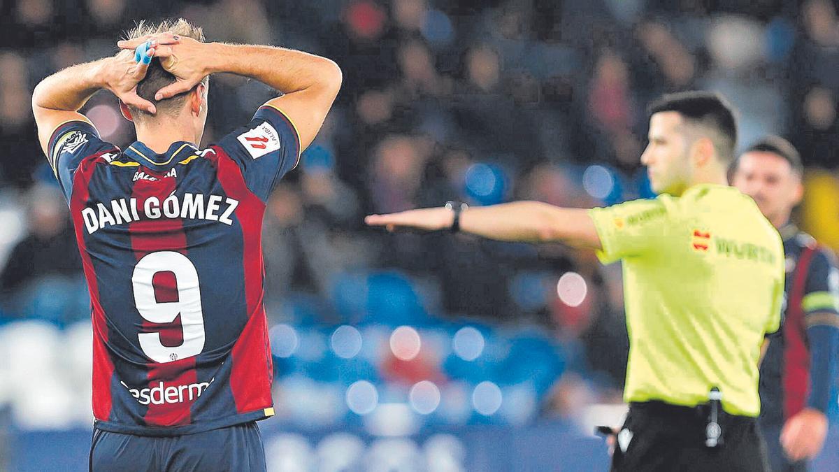 Dani Gómez lamentándose de una oportunidad fallada