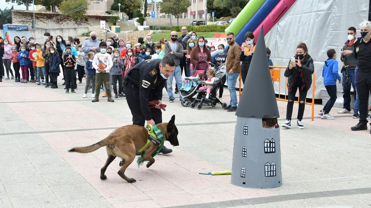 Un momento de la exhibición de la &quot;patrulla canina&quot; de Xàbia