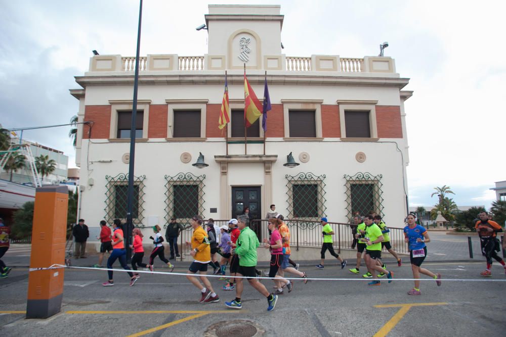 El atleta keniata Peter Kirui  marca un registro de 1 hora y 55 segundos y el viento le impide batir el récord.