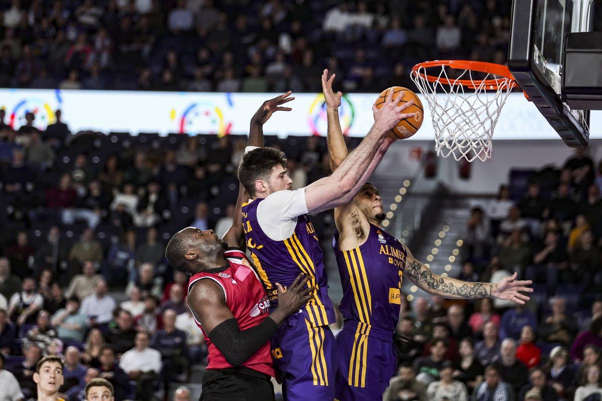 EN IMÁGENES: El Alimerka Oviedo Baloncesto se impone por 92-80 al Caesa Cartagena en el Palacio de los Deportes