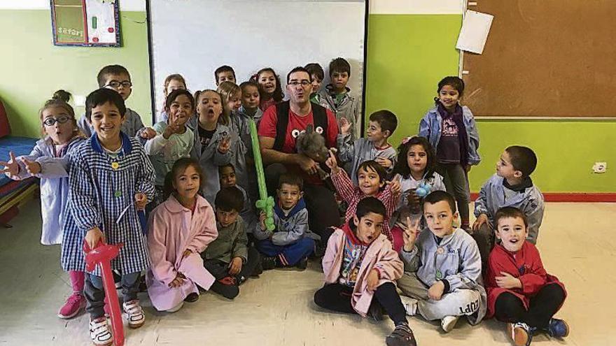 El Mago Paco con los niños del colegio Carballal. // FdV