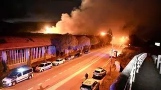 Tres heridos, uno grave, por un espectacular incendio industrial en una nave anexa a Pontesa