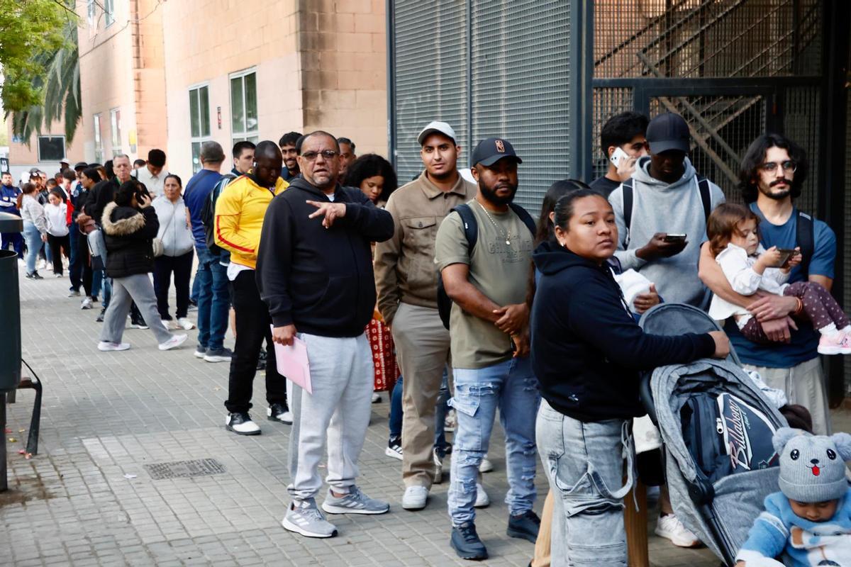 Nuevas colas en València para obtener la documentación para regularizar a migrantes: así está la Junta Municipal de Trànsits en Orriols