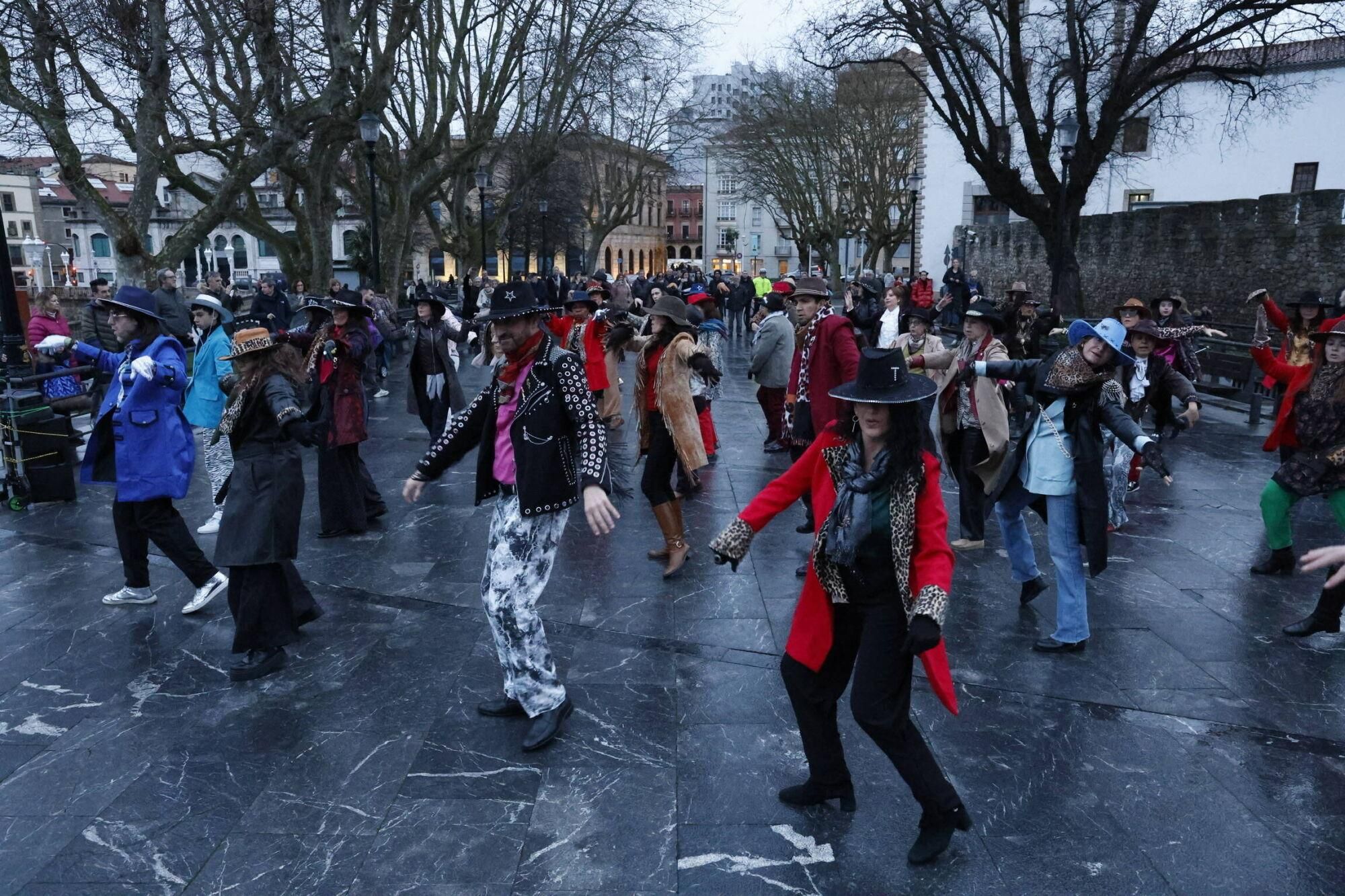 EN IMÁGENES: Flashmob en honor a Tino Casal en Gijón