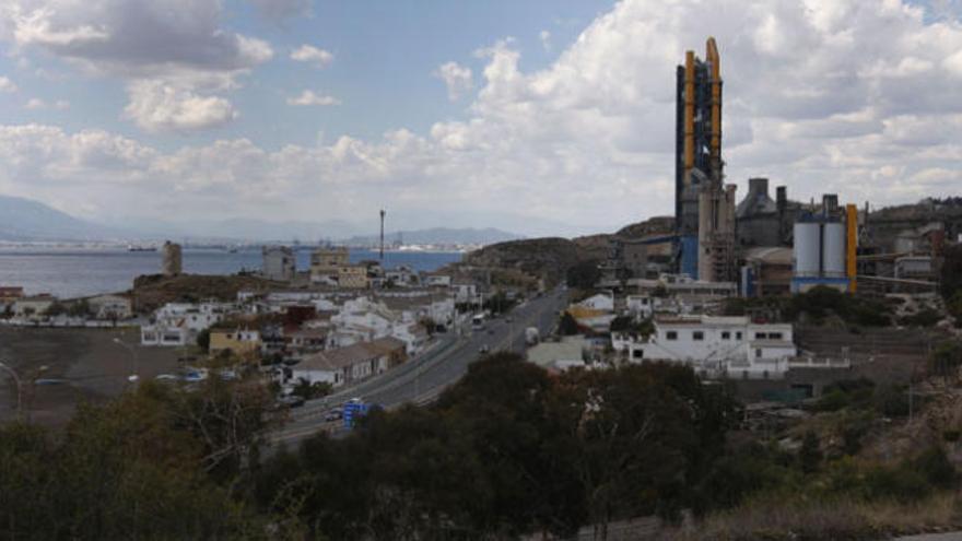 La fábrica de cemento y la barriada de La Araña.