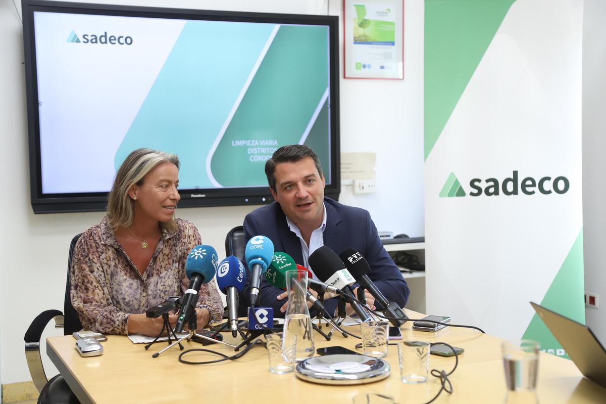 El alcalde de Córdoba, José María Bellido, y la presidenta de Sadeco, Isabel Albás, presentan el plan de limpieza que implementará en las próximas semanas en la ciudad la empresa municipal. En la sala prensa de Sadeco.