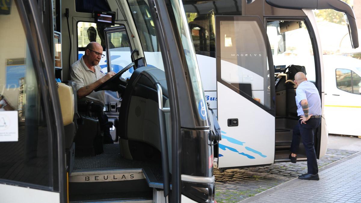 Conductores de bus, este miércoles, aguardan a los pasajeros en la estación del Nord de Barcelona