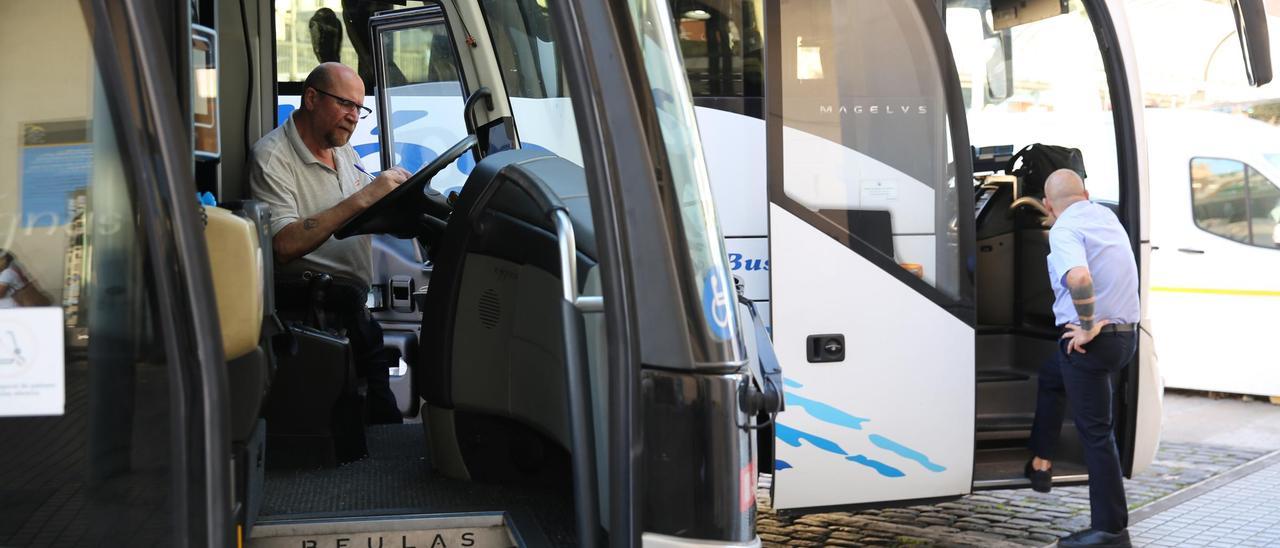 Conductores de bus, este miércoles, aguardan a los pasajeros en la estación del Nord de Barcelona