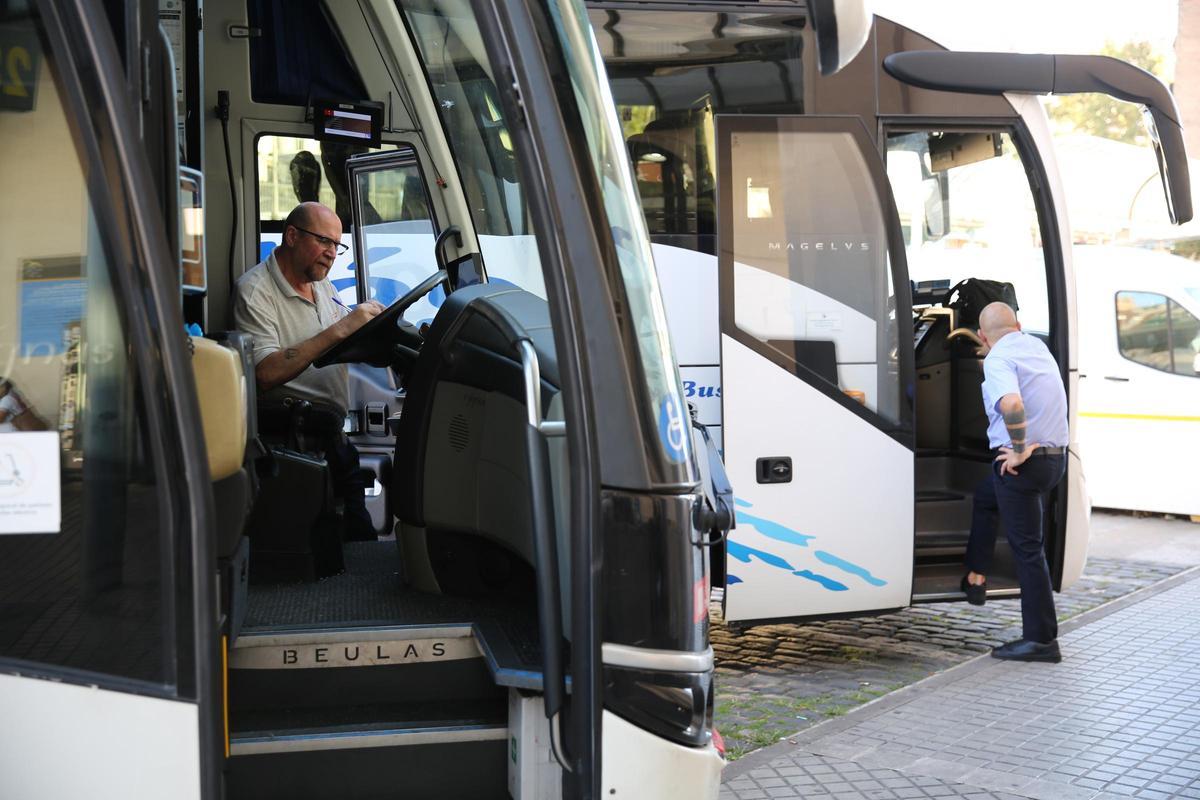 Conductores de bus, este miércoles, aguardan a los pasajeros en la estación del Nord de Barcelona