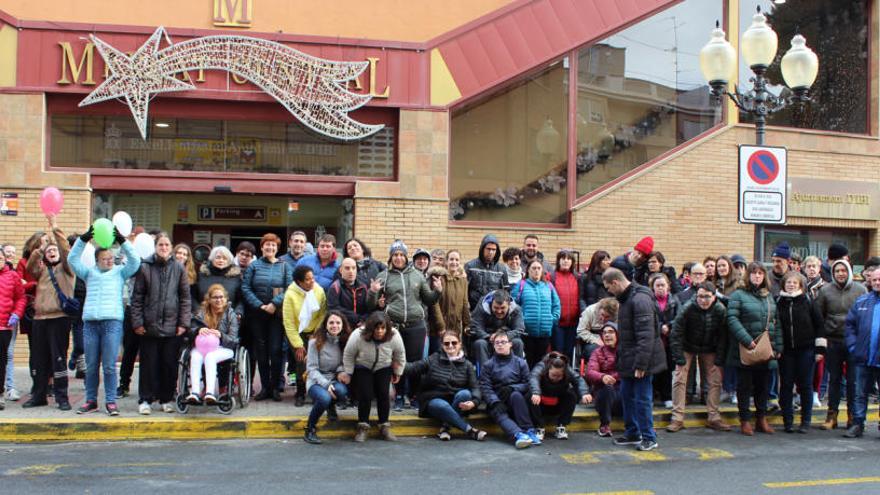 Imagen del acto en las puertas del mercado