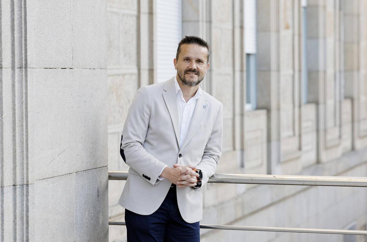Jacobo Porteiro, candidato á Reitoría, na sede de Industriais de Torrecedeira.