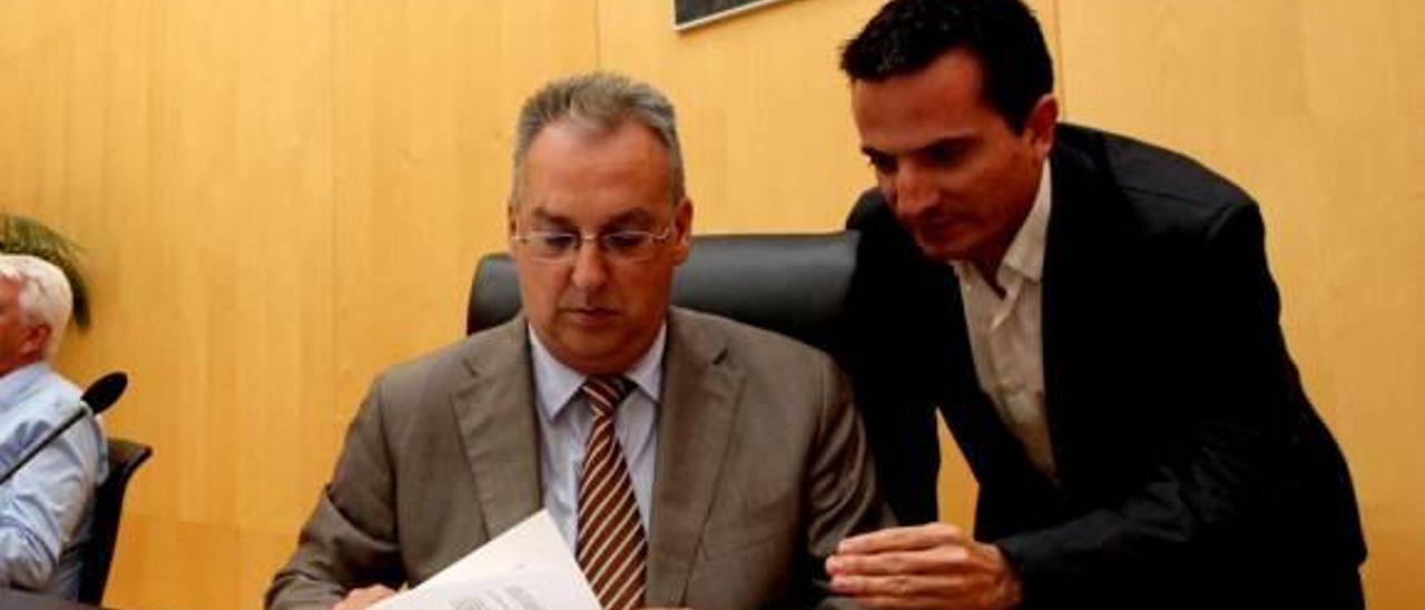 El alcalde Agustín Navarro y el asesor José Bañuls en una imagen de archivo