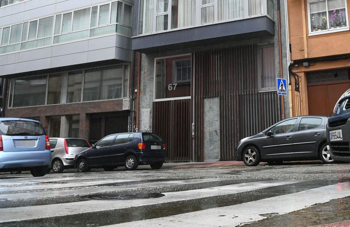 Vehículos en la calle Ángel Rebollo.