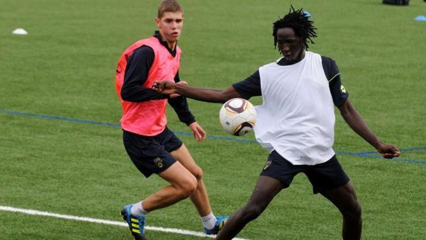 Buba controla el balón ante la mirada de Pablo durante un entrenamiento del Pontevedra en el campo de Marcón. // Rafa Vázquez