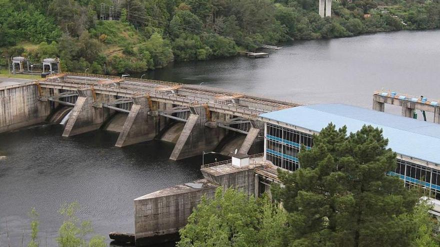 El líder de Cepyme se une al bum de las megabaterías hidroeléctricas en Galicia