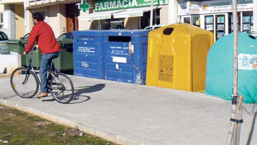 Un grupo de contenedores de reciclaje de residuos, en el puerto de Pollença.