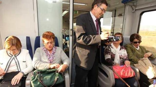 El revisor comprueba los billetes de cuatro pasajeras de Montaverner.