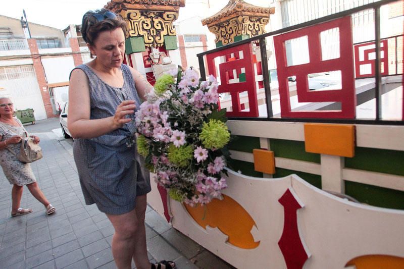 Preparación de las carrozas para la Batalla de Flores