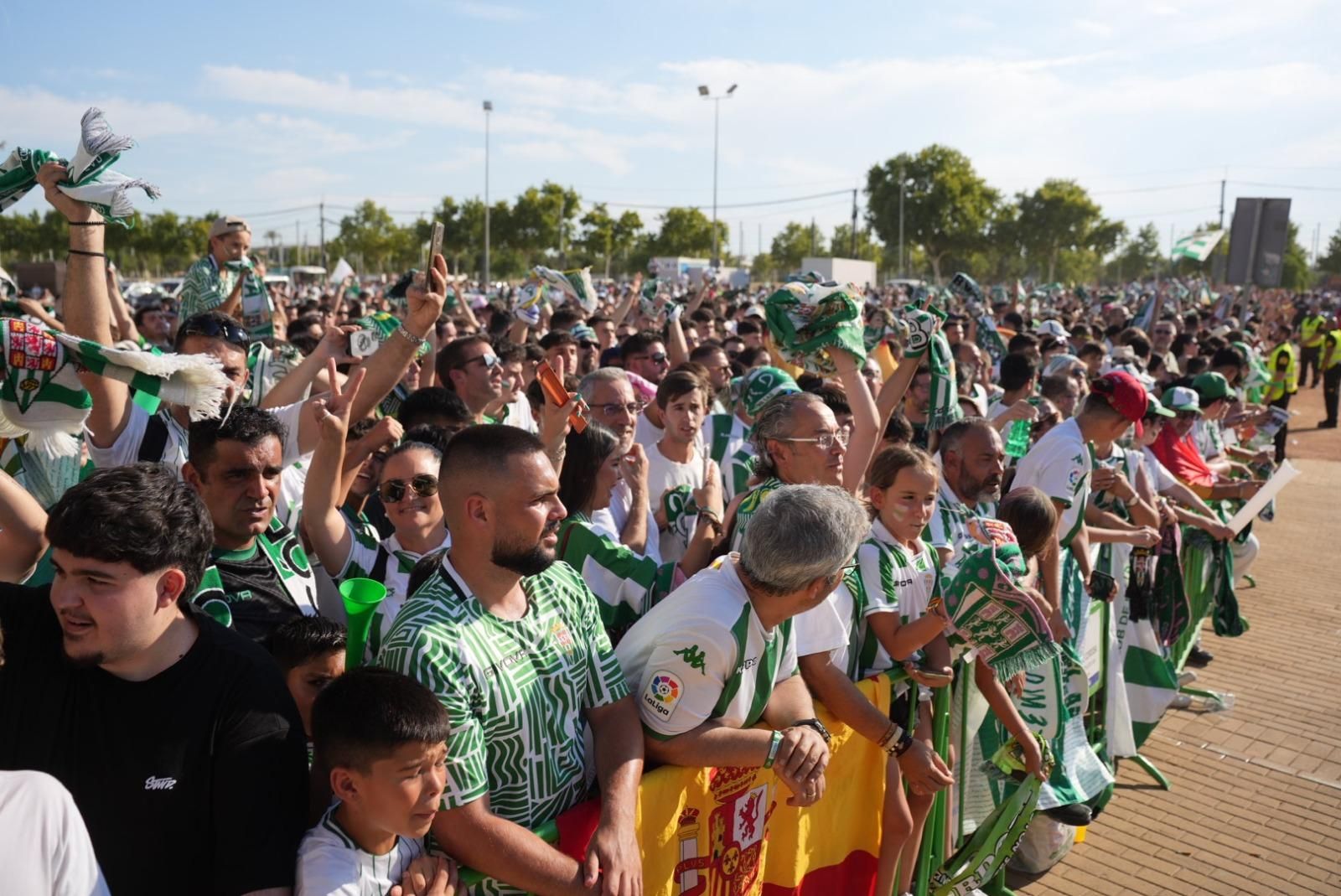 Así recibió la afición del Córdoba CF al autobús del equipo en El Arenal