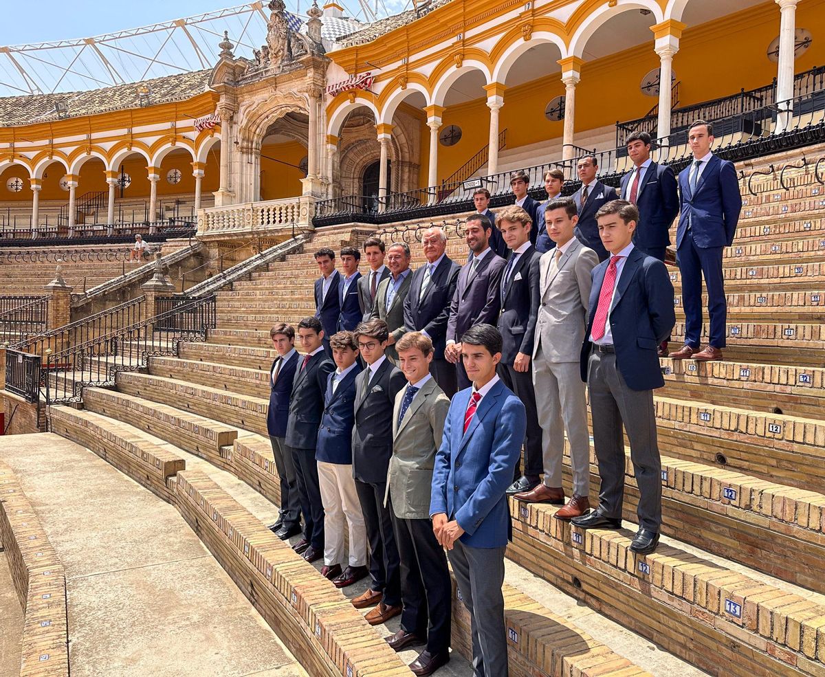 Los 18 novilleros participantes junto a los organizadores este lunes, en La Maestranza de Sevilla.