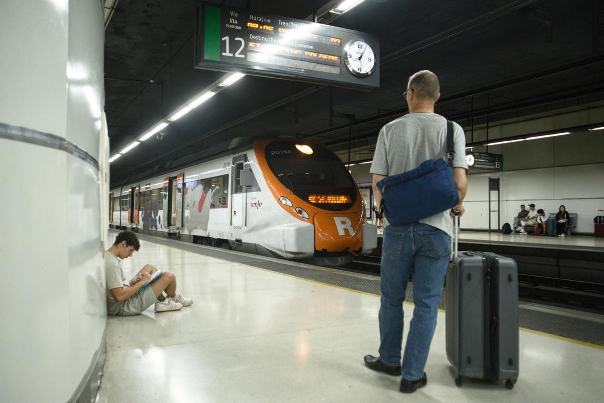 Pasajeros esperando a los trenes de Renfe Rodalies, a 17 de junio de 2024, en Barcelona