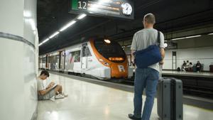 Pasajeros esperando a los trenes de Renfe Rodalies, a 17 de junio de 2024, en Barcelona