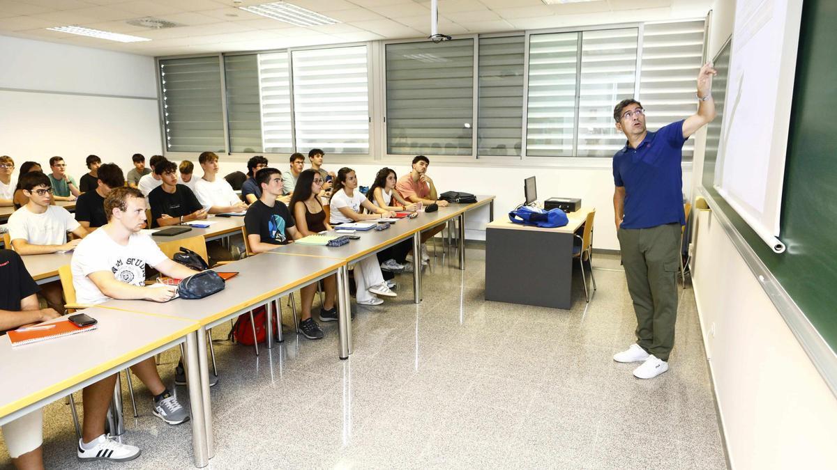 Un docente con un grupo de alumnos en un aula.