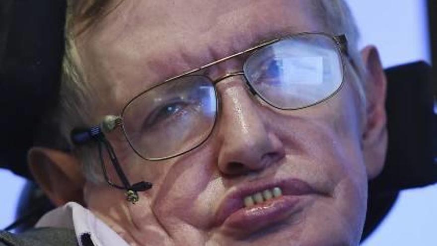 Stephen Hawking consideraría el suicidio asistido si fuera una carga