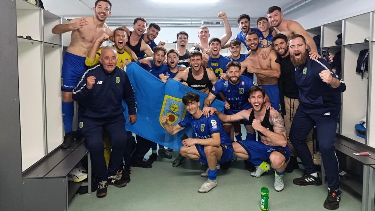 El vestuario del Andratx celebrando la victoria en campo de la Peña Deportiva.