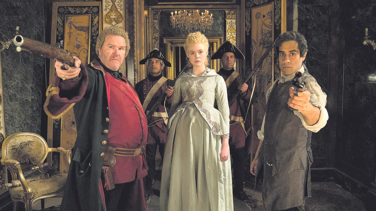 Douglas Hodge, Elle Fanning i Sacha Dhawan